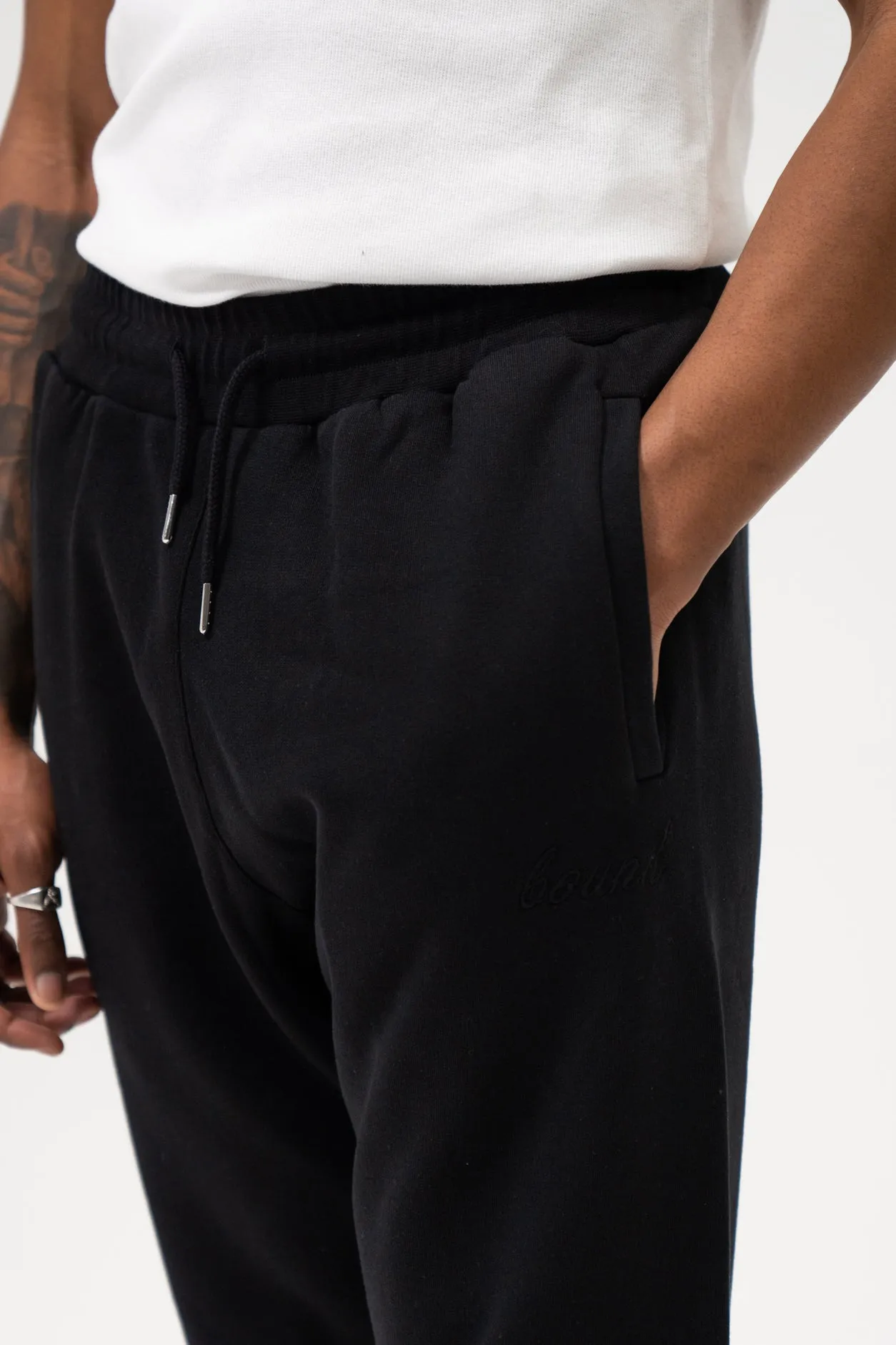 SUSTAIN BLACK SWEATER & JOGGERS SET