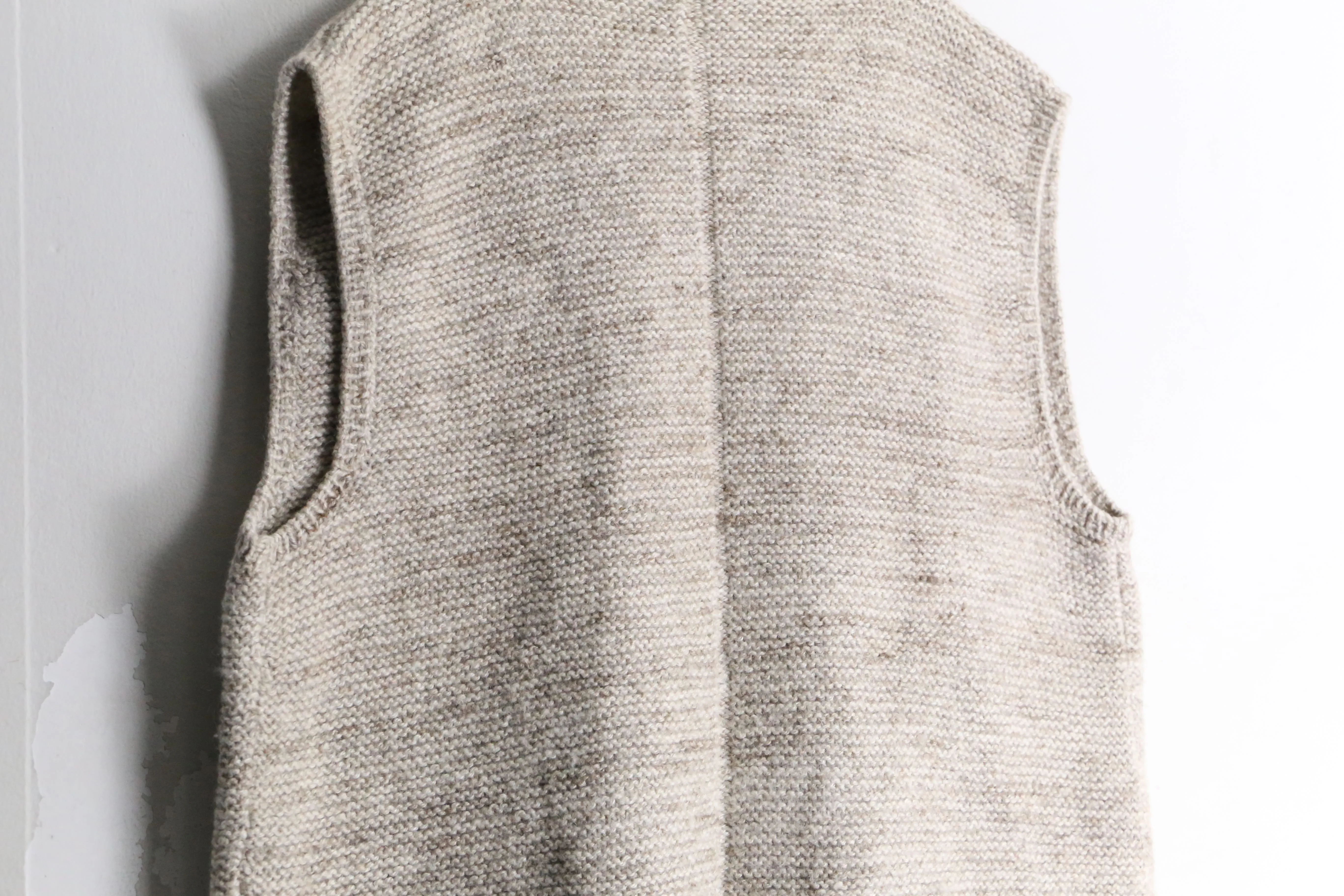 wood design beige color knit vest