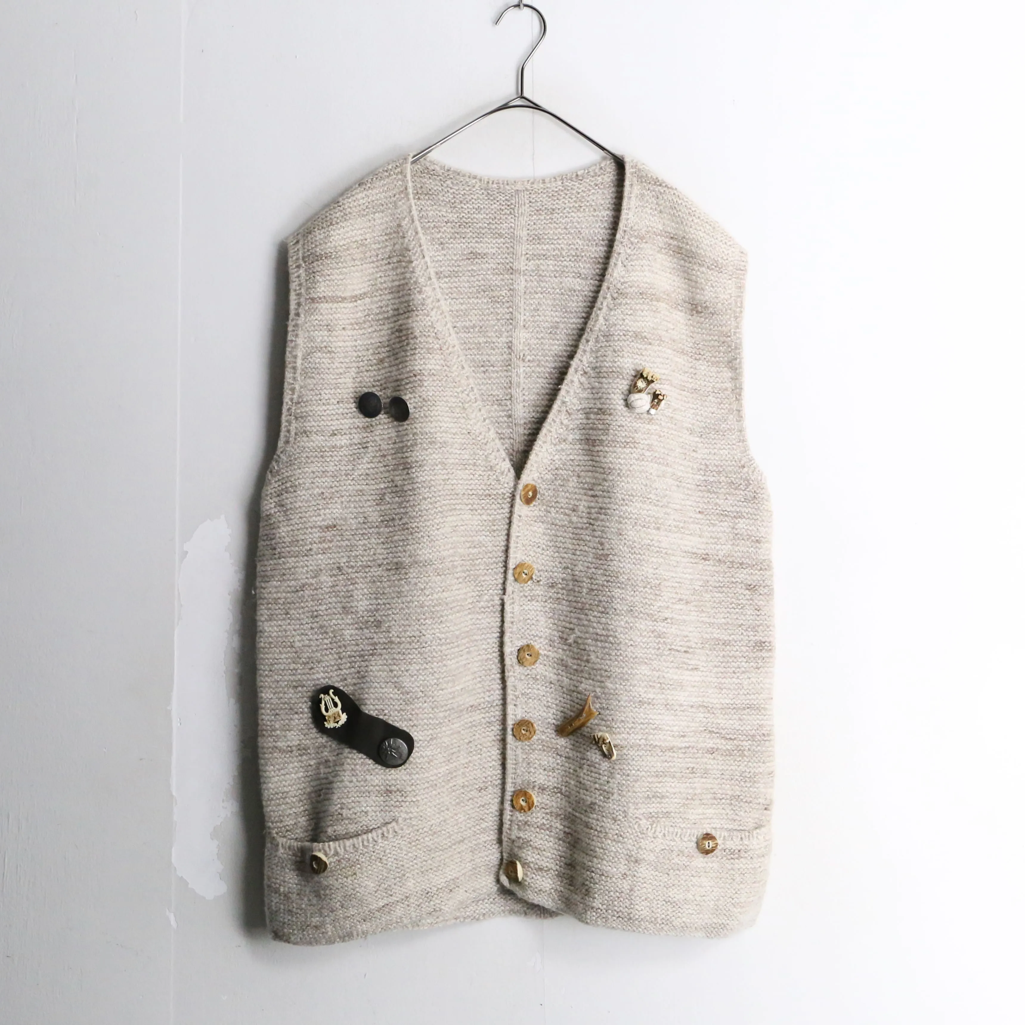 wood design beige color knit vest