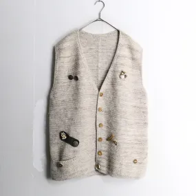 wood design beige color knit vest