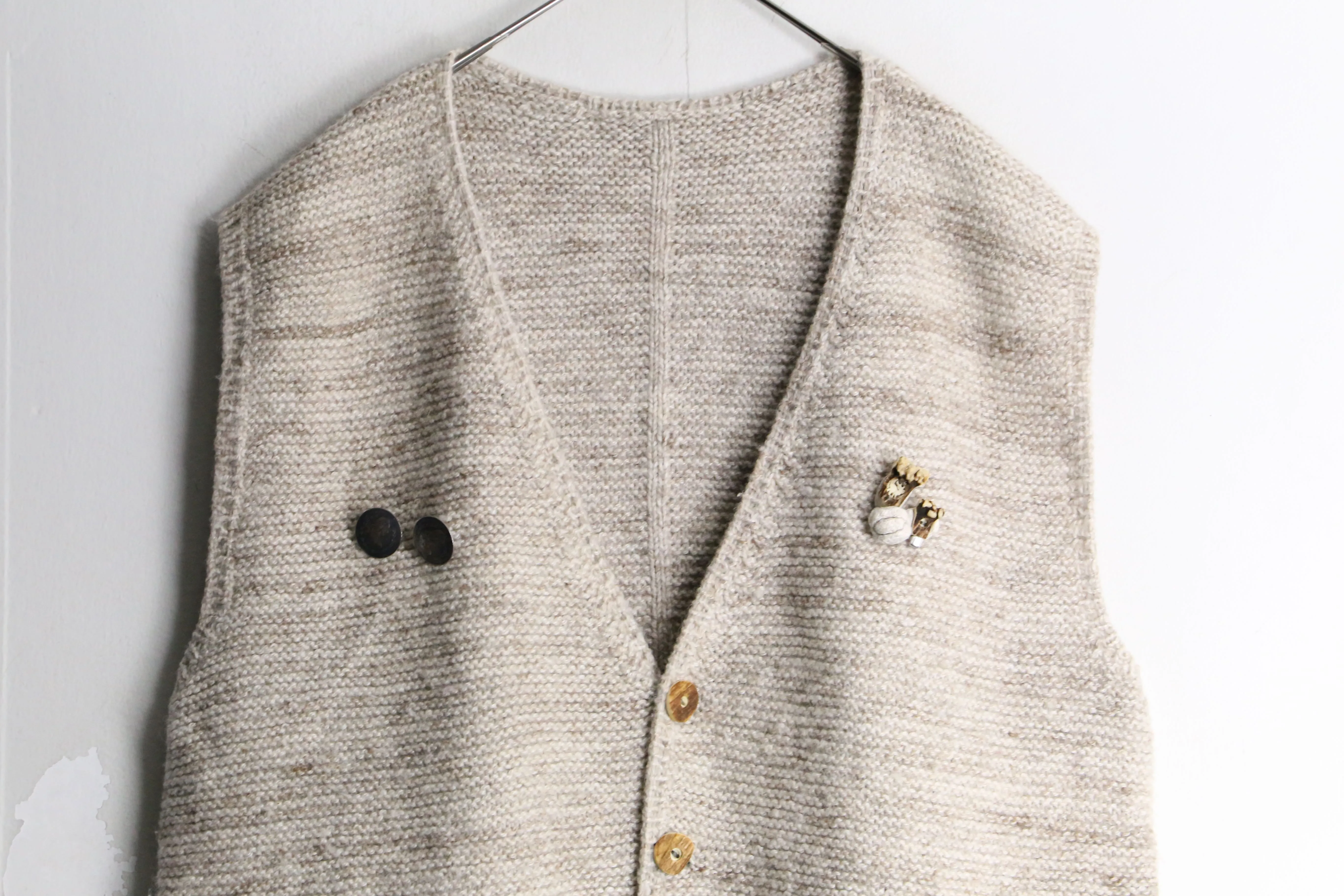 wood design beige color knit vest